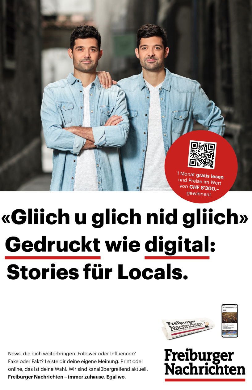 Zwillinge in Jeanshemd in Nebengasse in Freiburg. Inserat Layout.