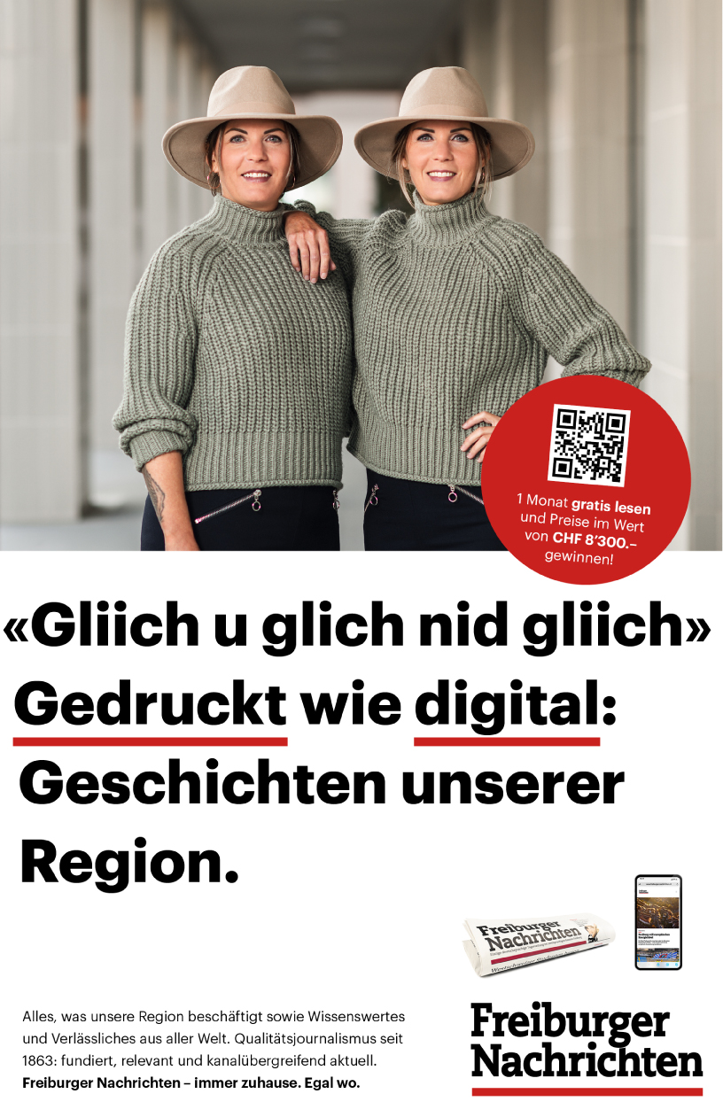 Zwillinge in grauen Strickpullovern und Hut in Freiburg auf Inserat für Kampagne