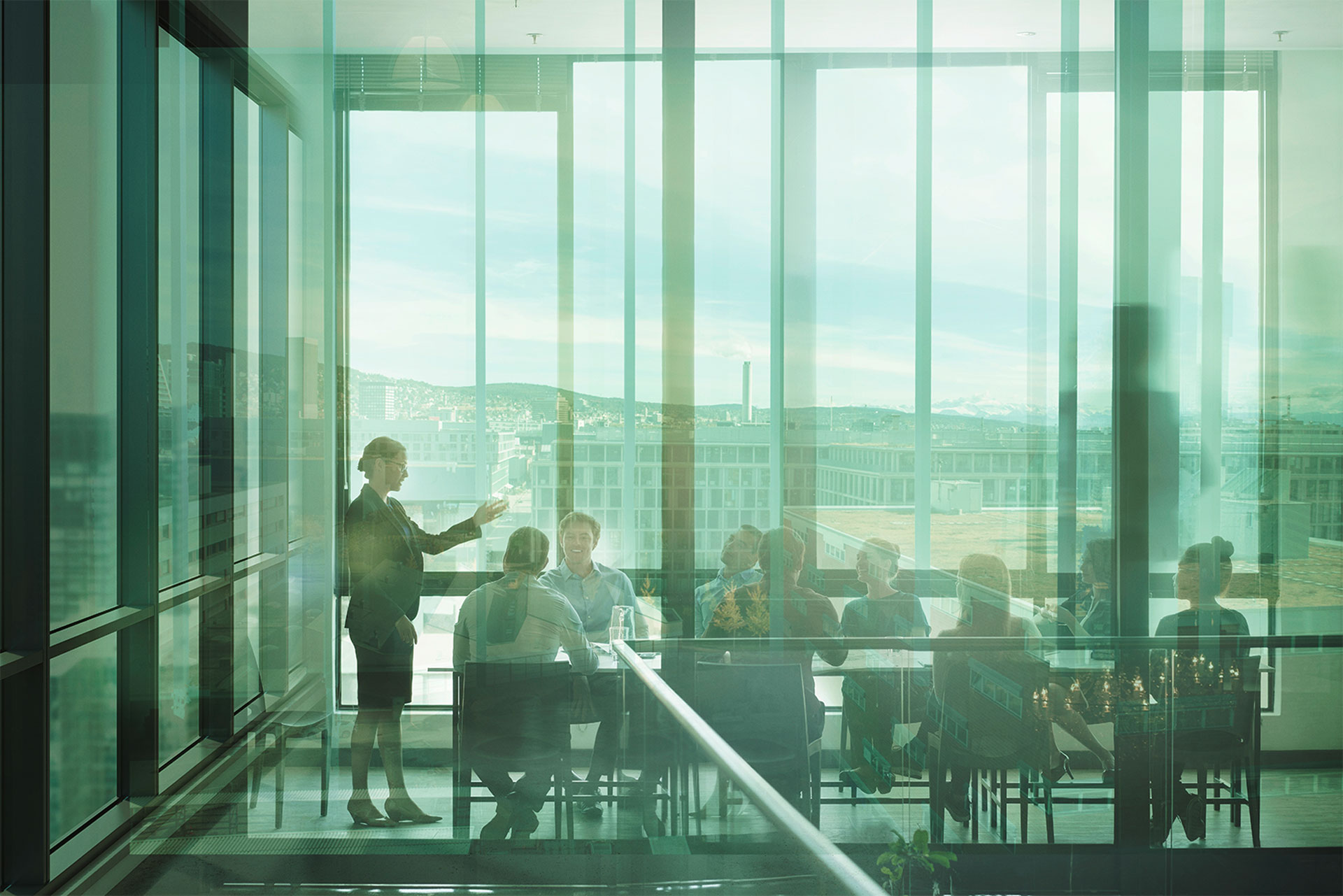 Bildwelt für SAåQ Swiss Association for Quality. Gruppenmeeting mit gründer Spiegelung im Hochhaus. Schweizer Qualitätsverband Imagebildwelt.å©