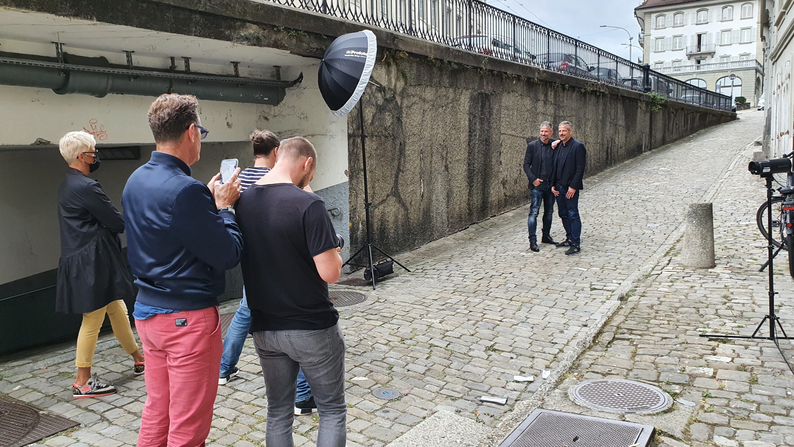 Zwillinge in Freiburg bei Foto Shooting f&uuml;r Kampagne der Freiburger Nachrichten AG. Crew von Exact! Communication, Manawa Film und Jan Hellmann.