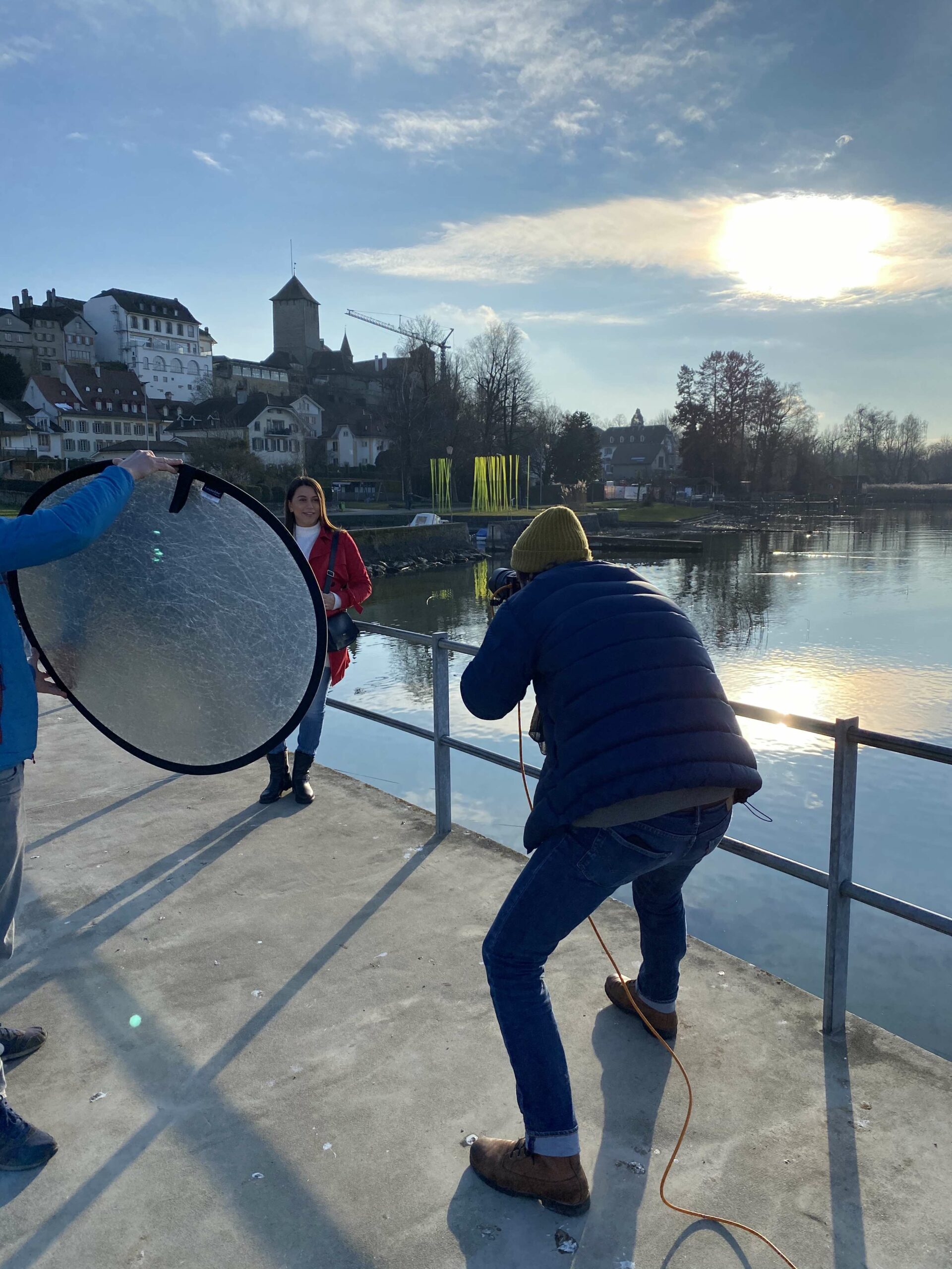 Mann fotografiert junge Frau vor dem Murtensee