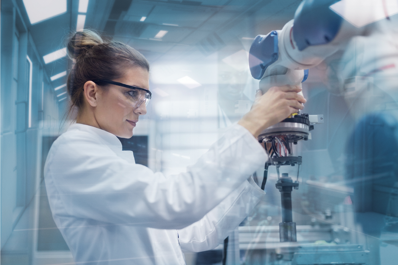 Frau am Bohren im Labor. Spiegelung mit Blaustich.