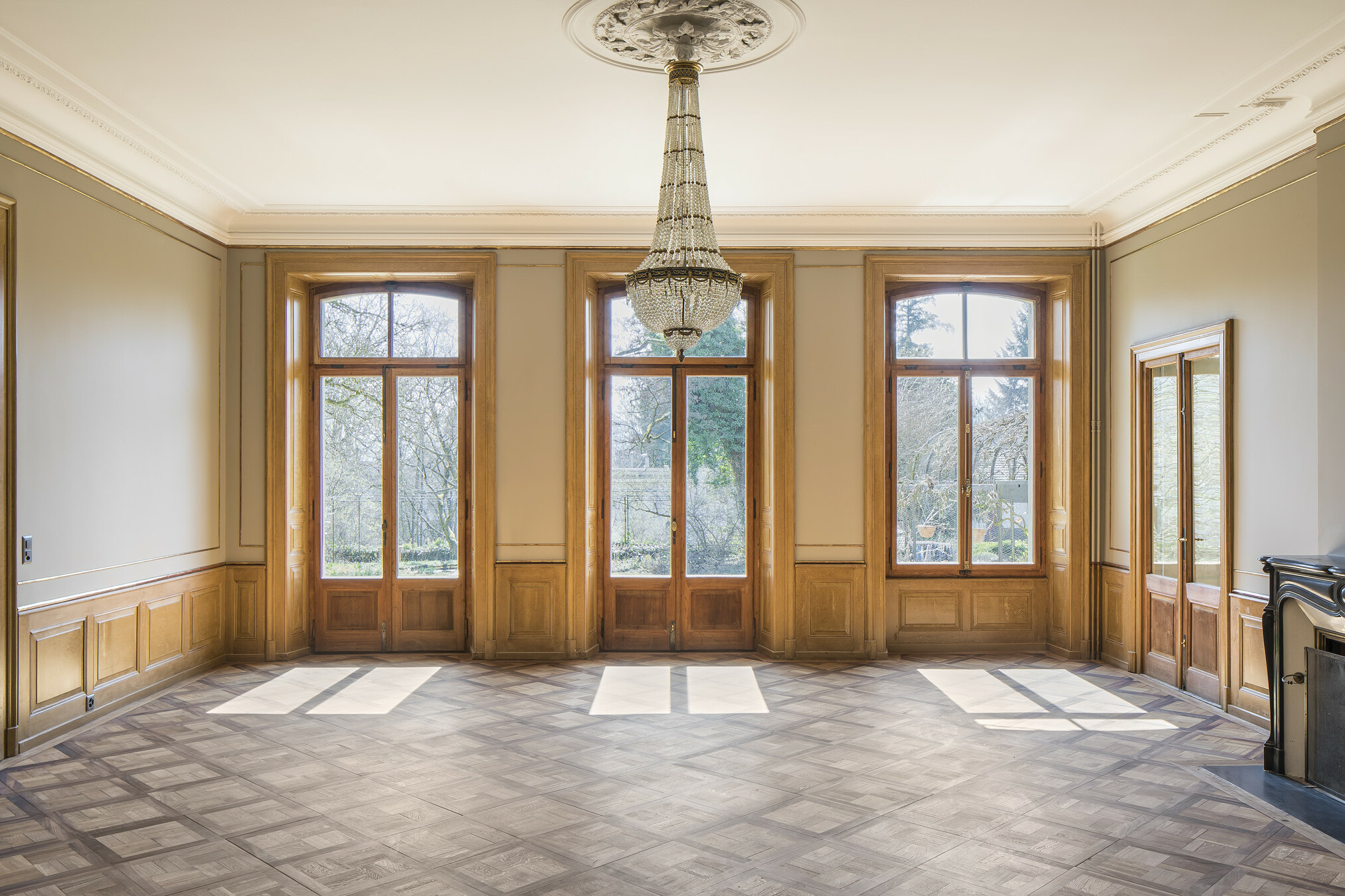 Kronleuchter im Wohnzimmer frisch renoviert. Baudenkmal geschütztes Objekt im Umbau.