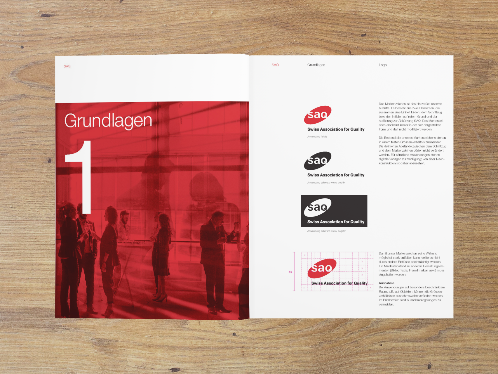 Corporate Design Booklet SAQ auf Holztisch