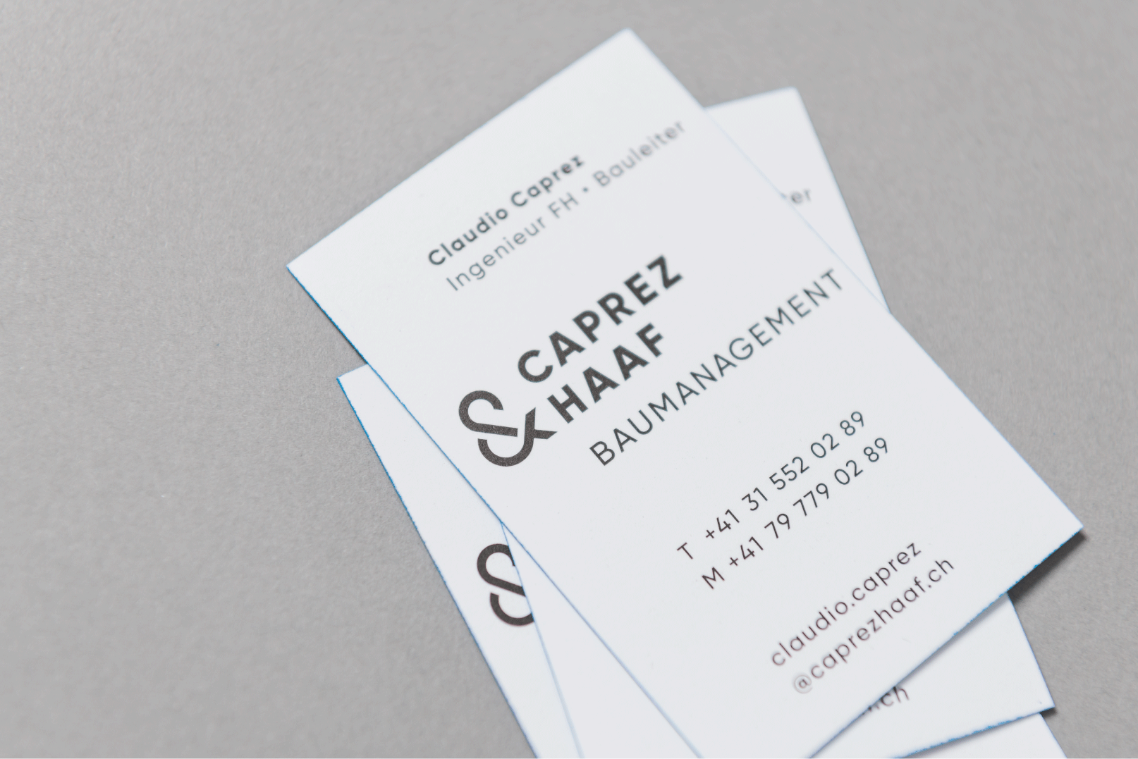 Weisse Visitenkarten mit blauer Schnittkante.