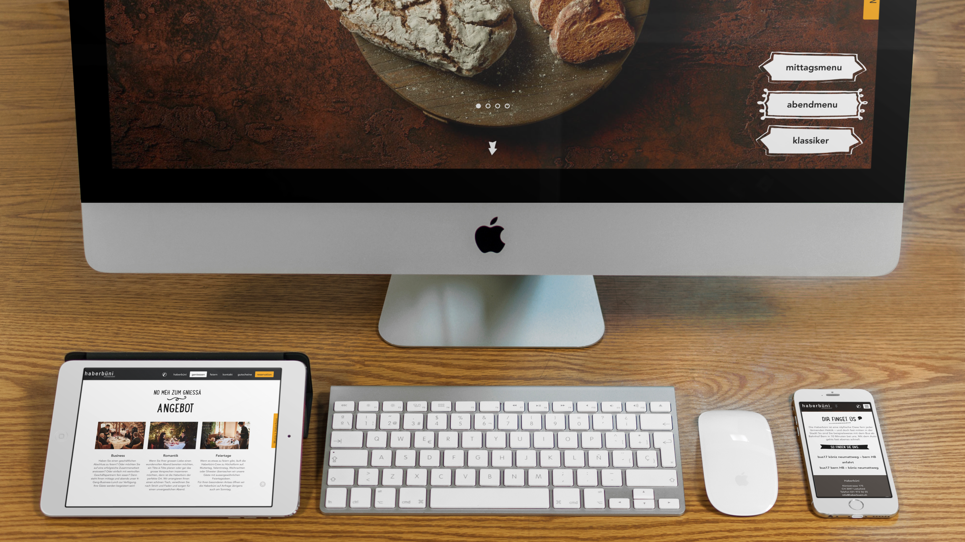 Verschiedene Devices mit Webseite auf Holztisch.