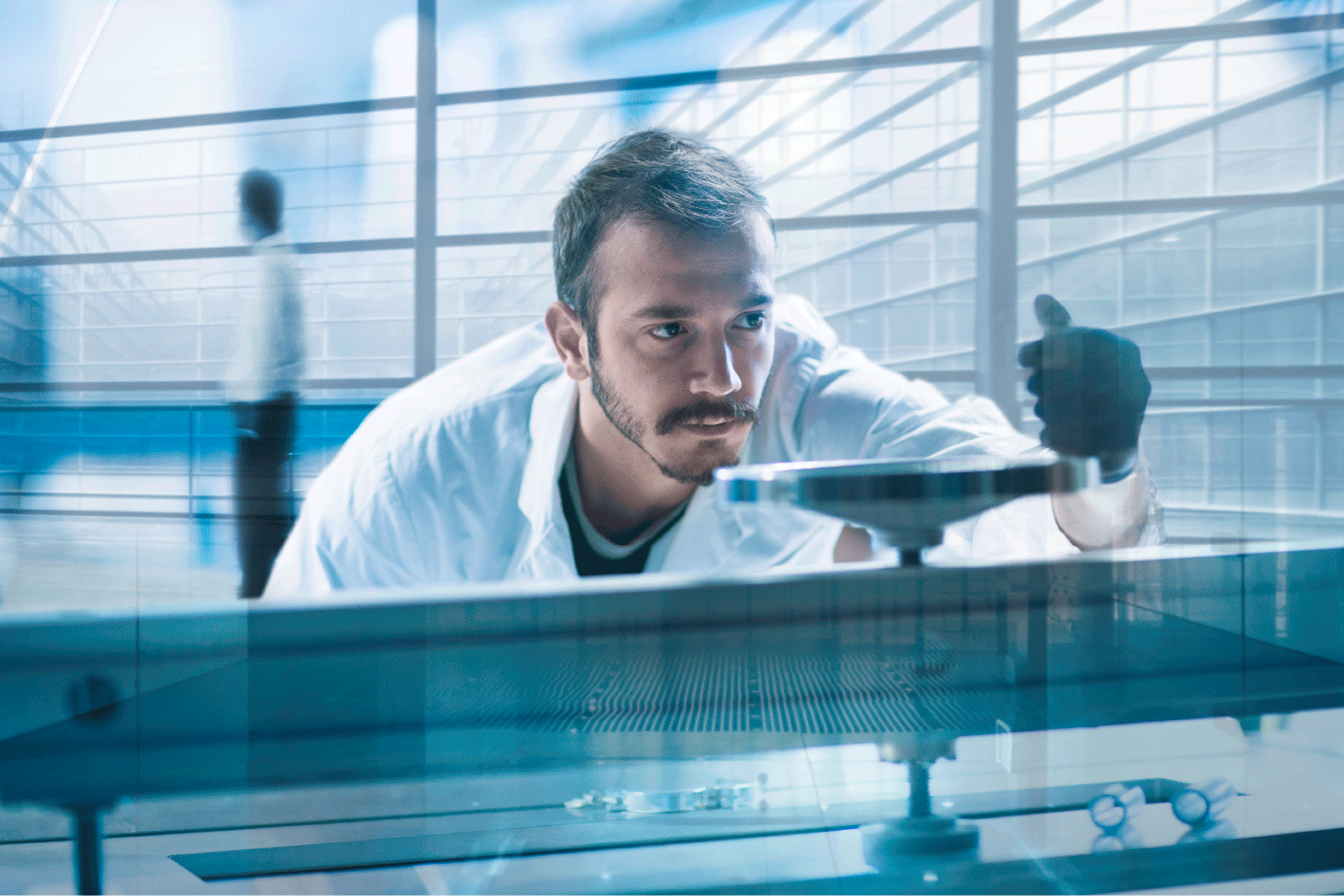 Mann konzentriert sich auf einen Gegenstand. Bild mit Spiegelung