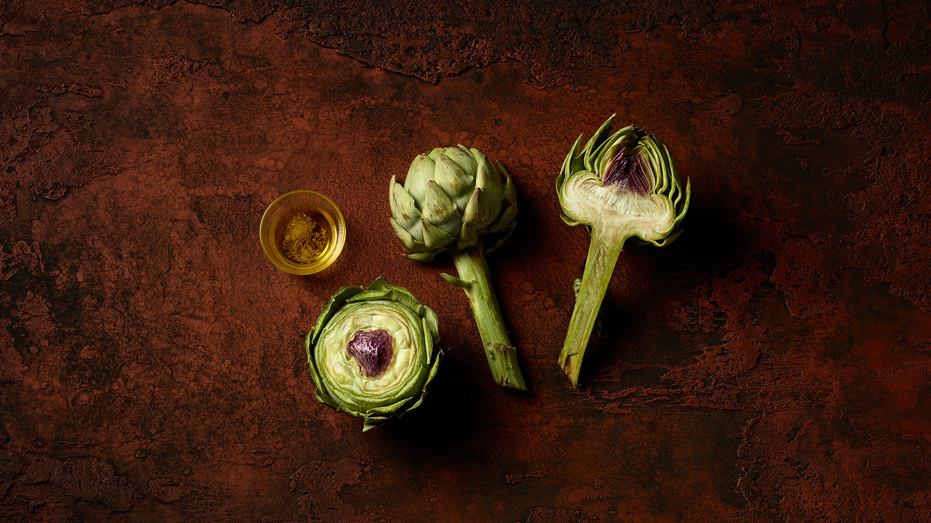 Artischocken auf Rostplatte mit Zitrone