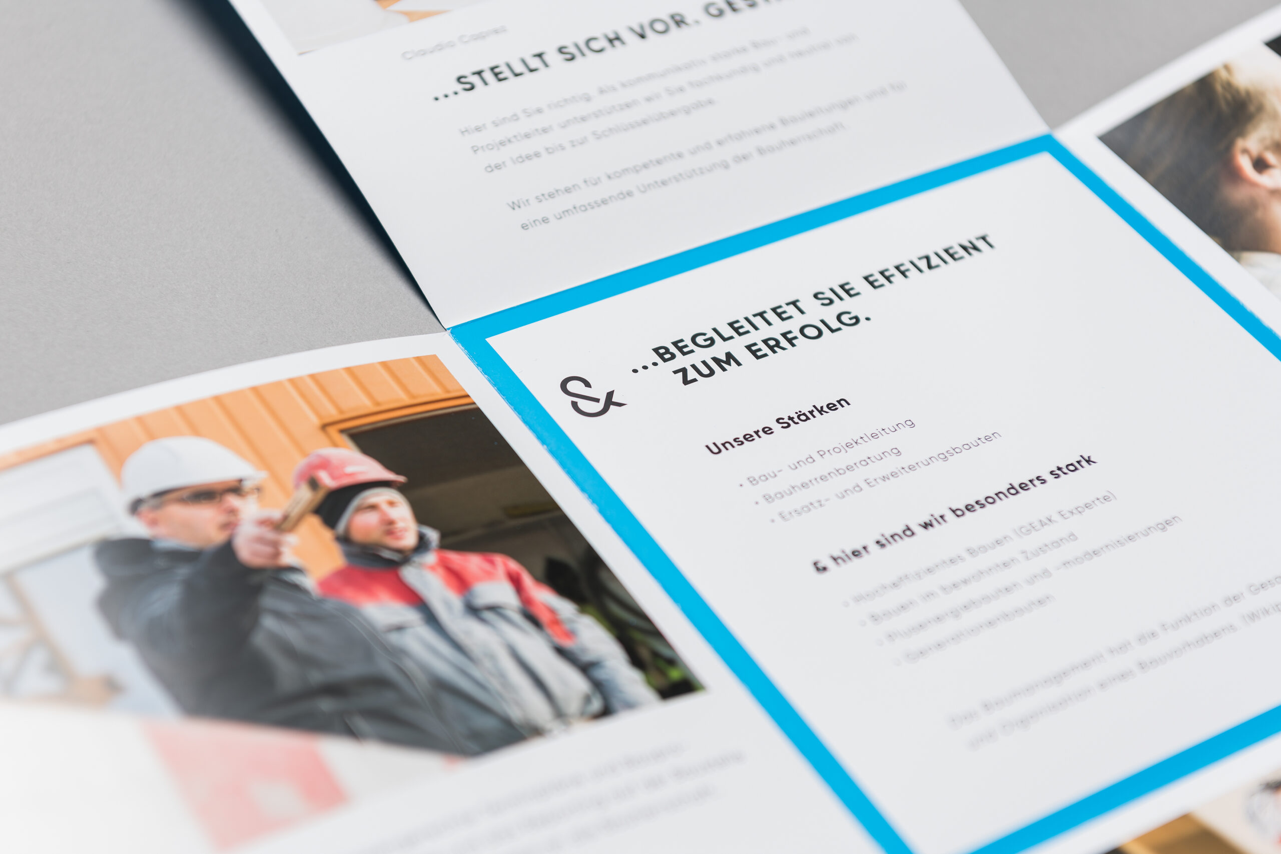 Flyer mit Bildern und cleaner Grafik für Architektur- und Baumanagement Büro.