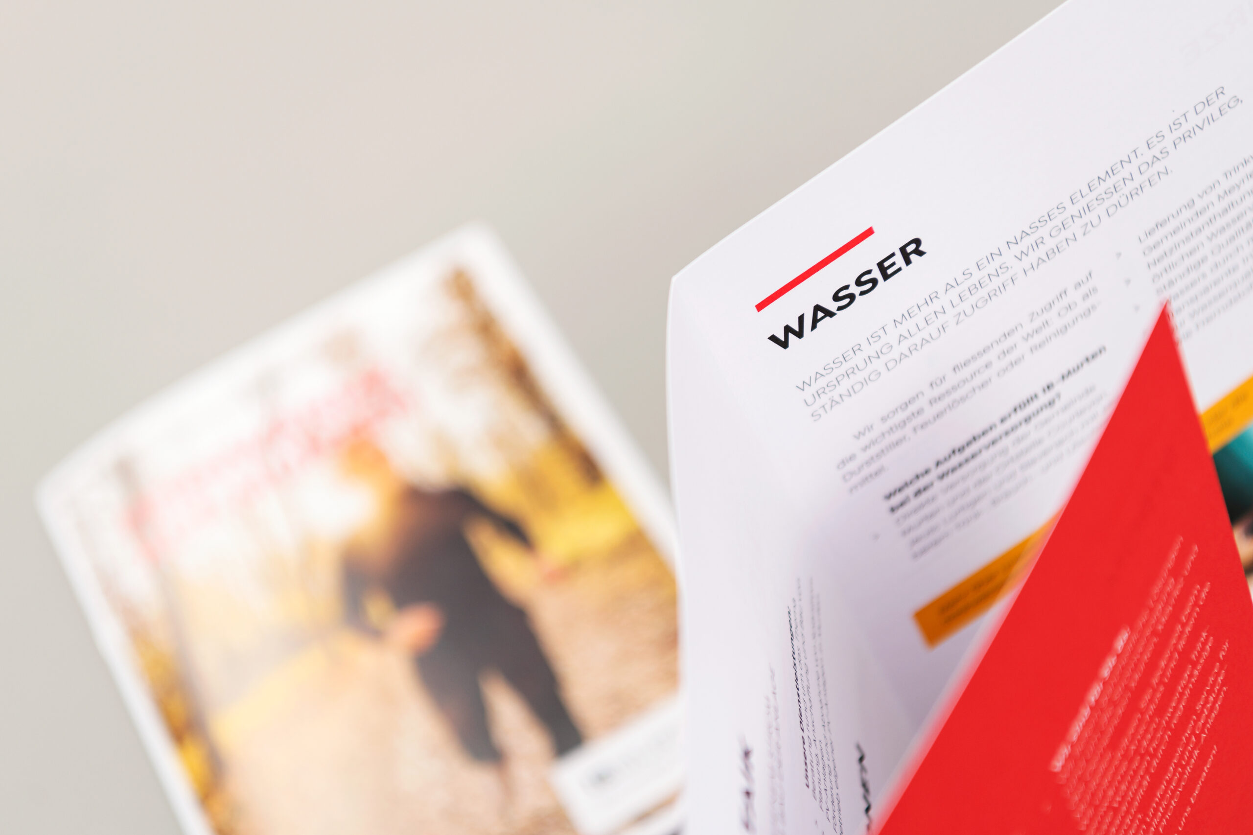 Broschüre gefaltet mit Typografie und Bildern