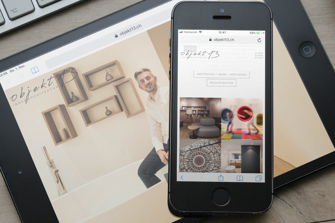 Objekt 13 Mockup Webseite. Tablet liegt auf dem Tisch mit Mobile.