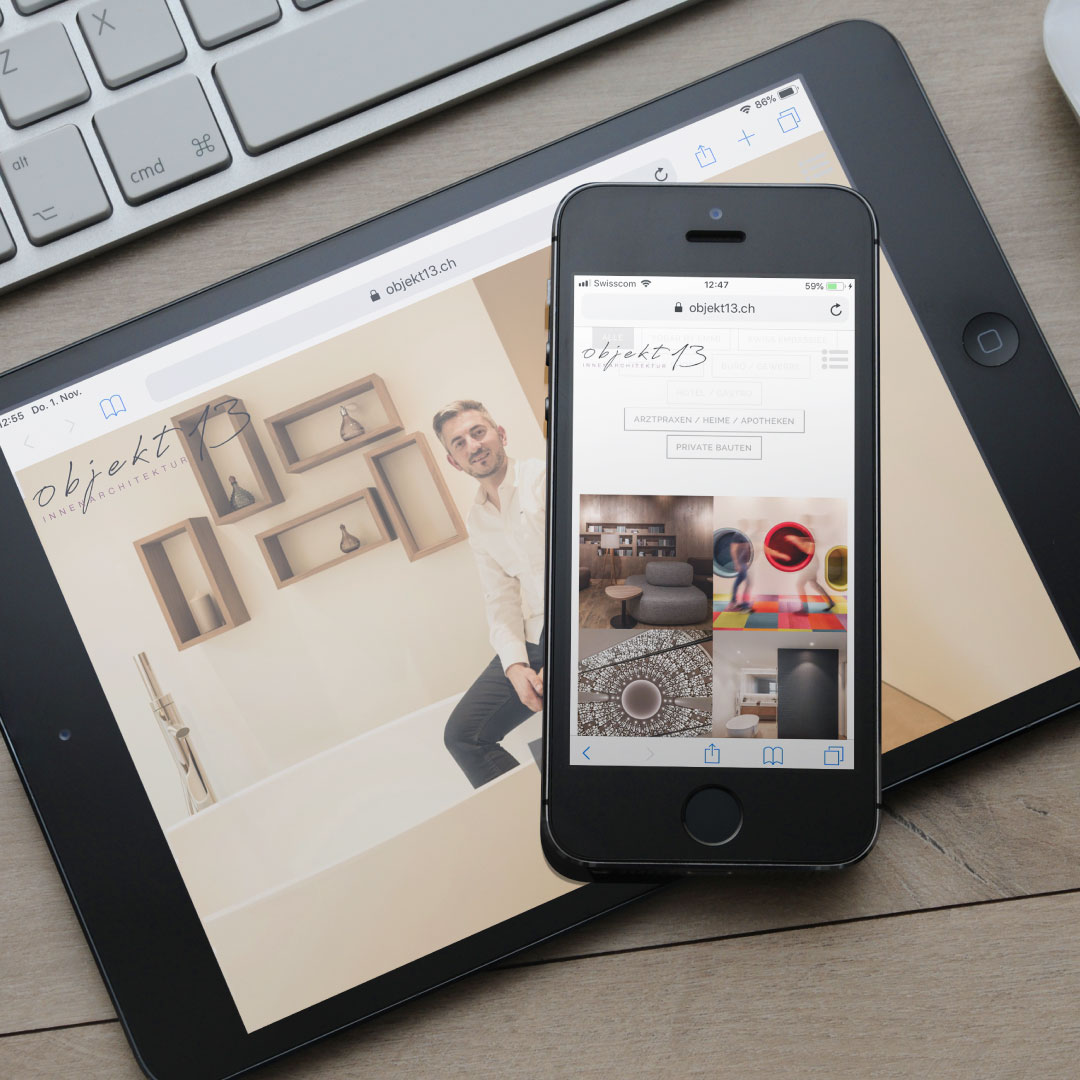 Objekt 13 Mockup Webseite. Tablet liegt auf dem Tisch mit Mobile.