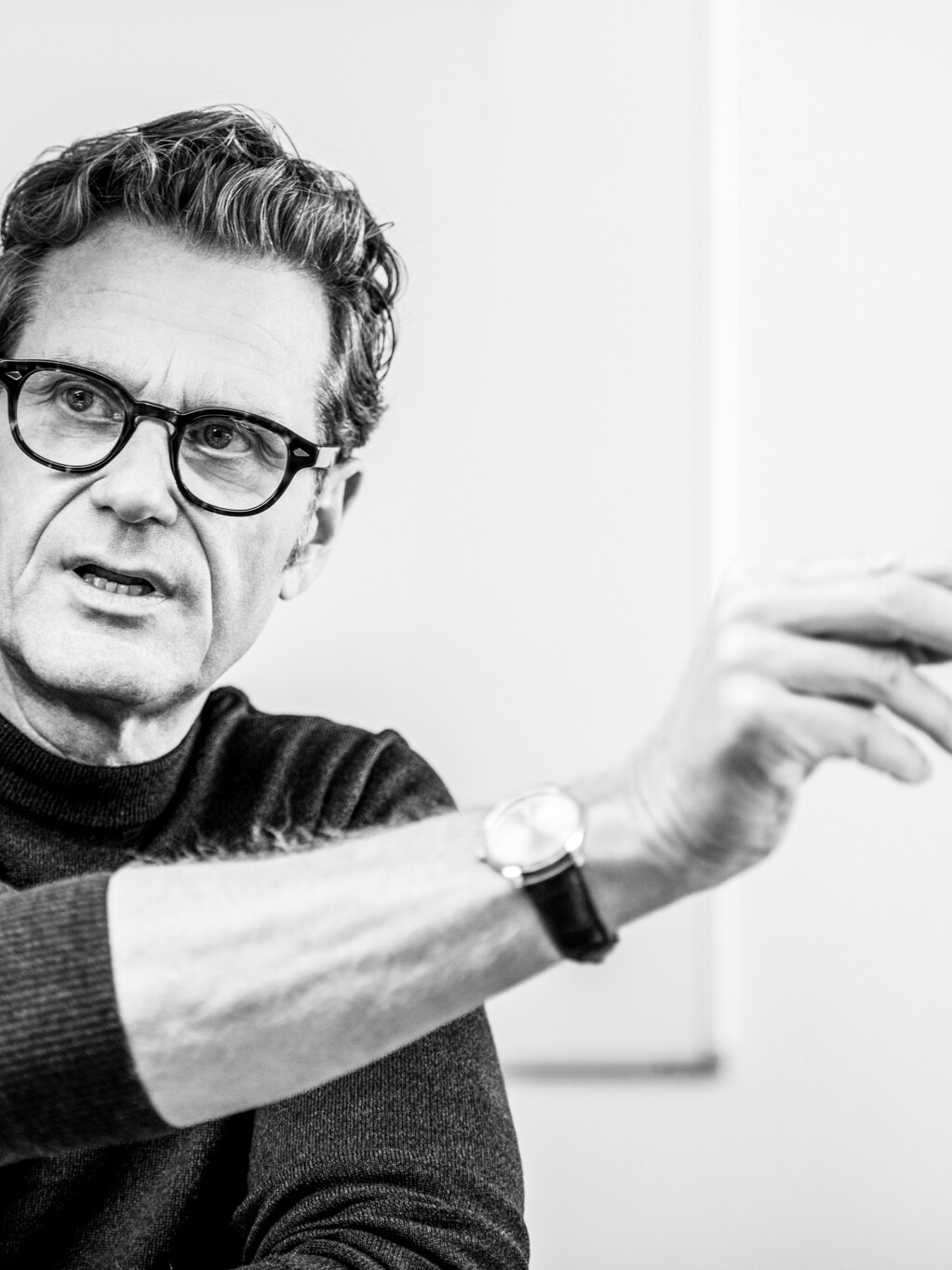 Thierry Laillard zeigt mit Kugelschreiber auf Bildschirm