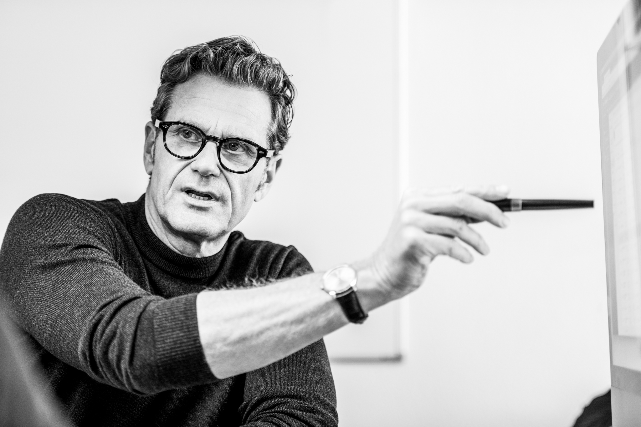 Thierry Laillard zeigt mit Kugelschreiber auf Bildschirm