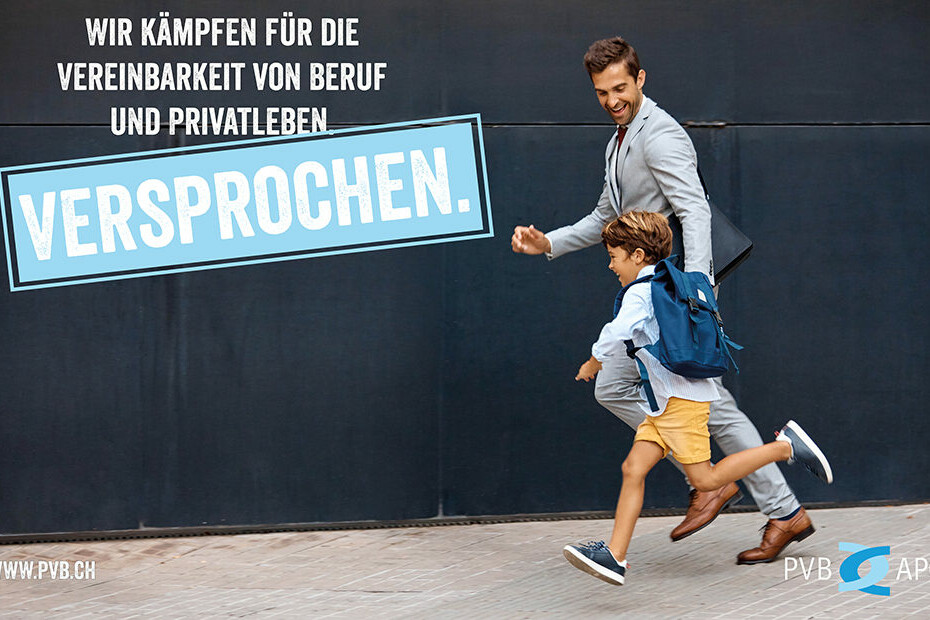 Mann rennt im Anzug mit Sohn. Kleiner junge mit gleben kurzen Hosen und blauem Rucksack rennt mit Vater auf der Strasse.