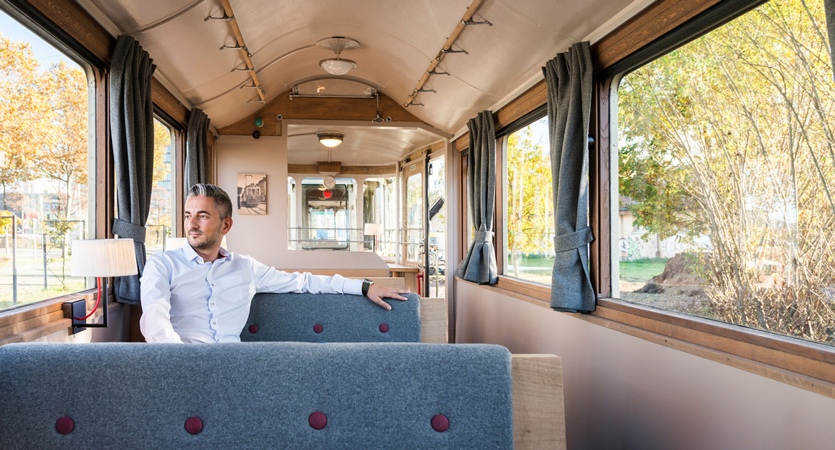 Mann sitzt im Nostalgie Tram in Bern