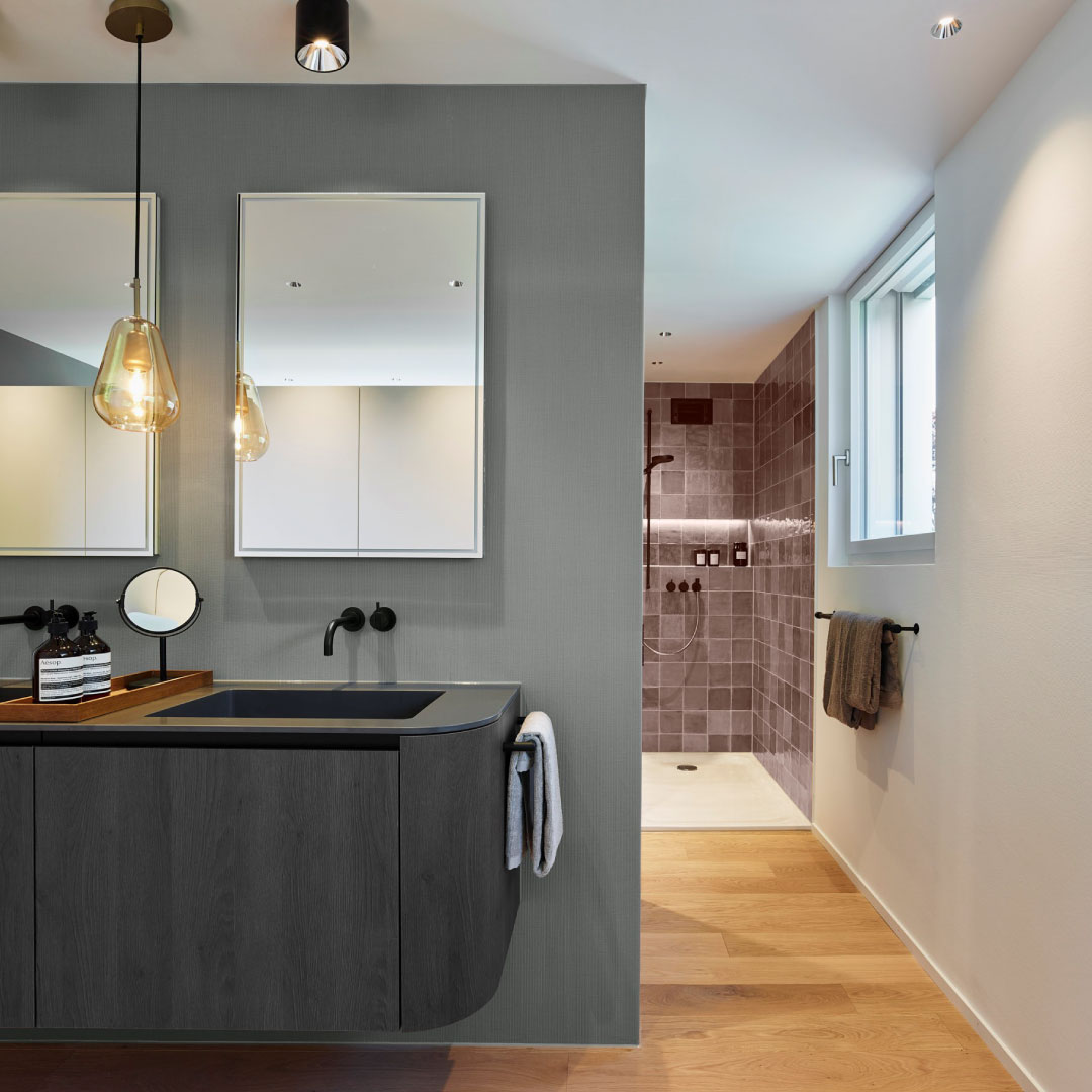 Objekt 13 Innenarchitektur Bad Design. Dunkles Bad mit blick in die lila Dusche.