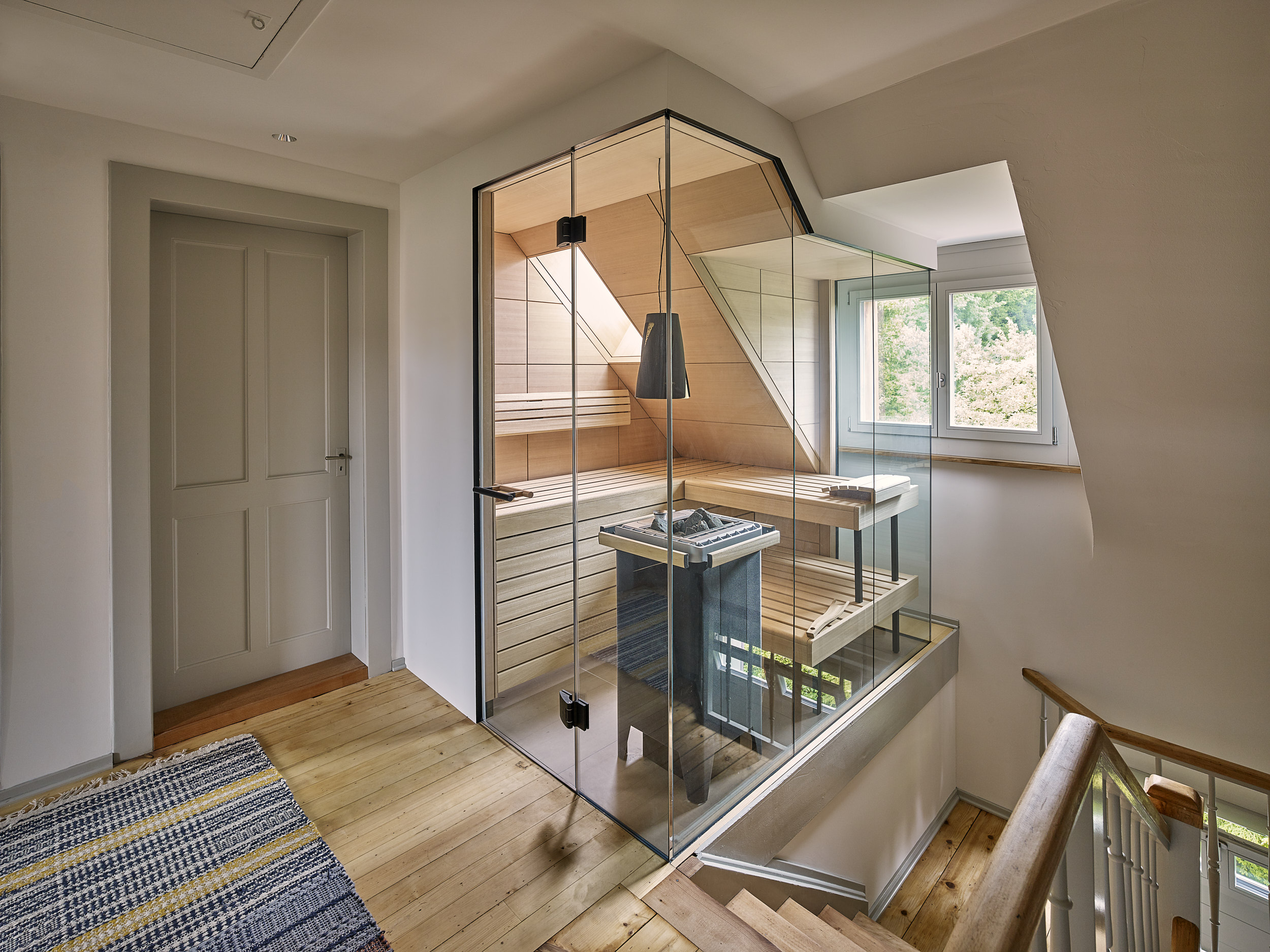 Sauna am oberen Ende einer Treppe im Haus mit Holzdetails.