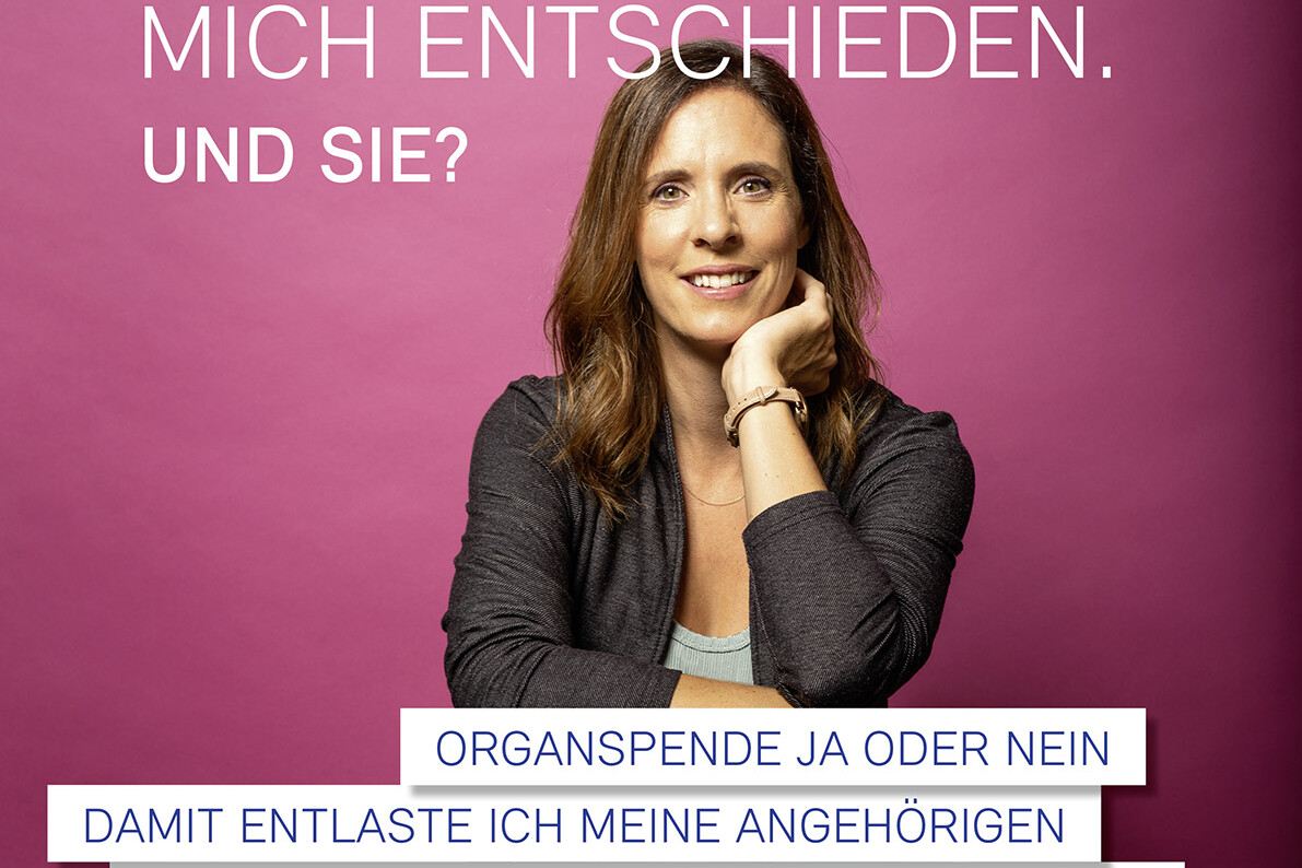 Isabelle Steffen sitzt vor rotlila Wand. Statement zur Organspende in Buchbinden. Kampagne für die Organspende in der Schweiz