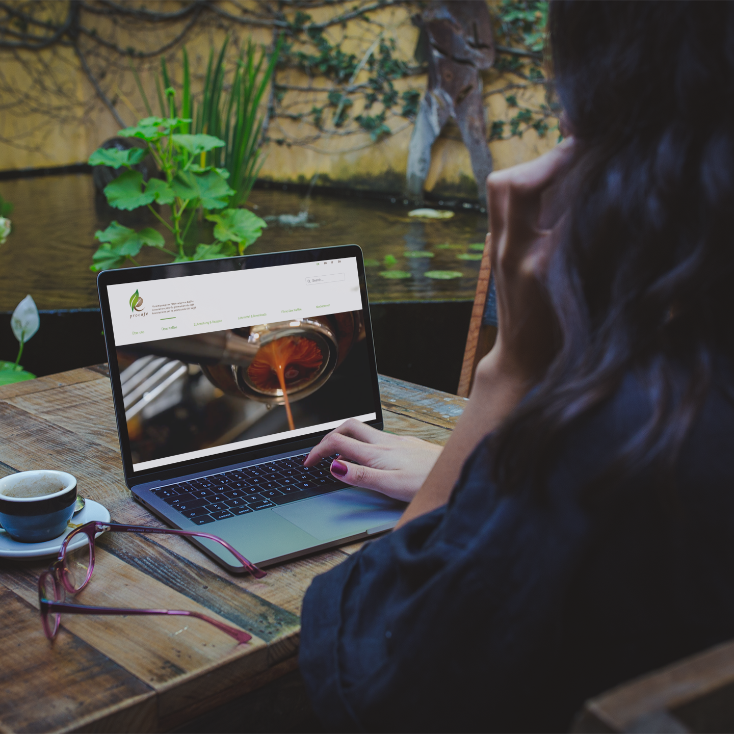 Frau am Tisch suct auf einer Webseite nach Infos.