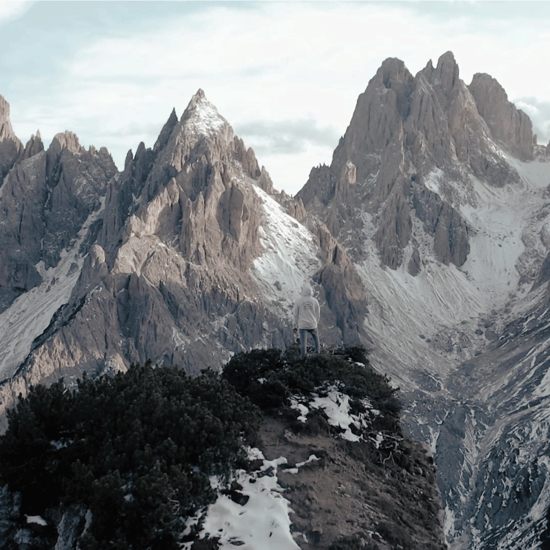 Bild aus Showrrel von MANAWA Film. Mann steht vor Bergen in den Dolomiten in Italien.