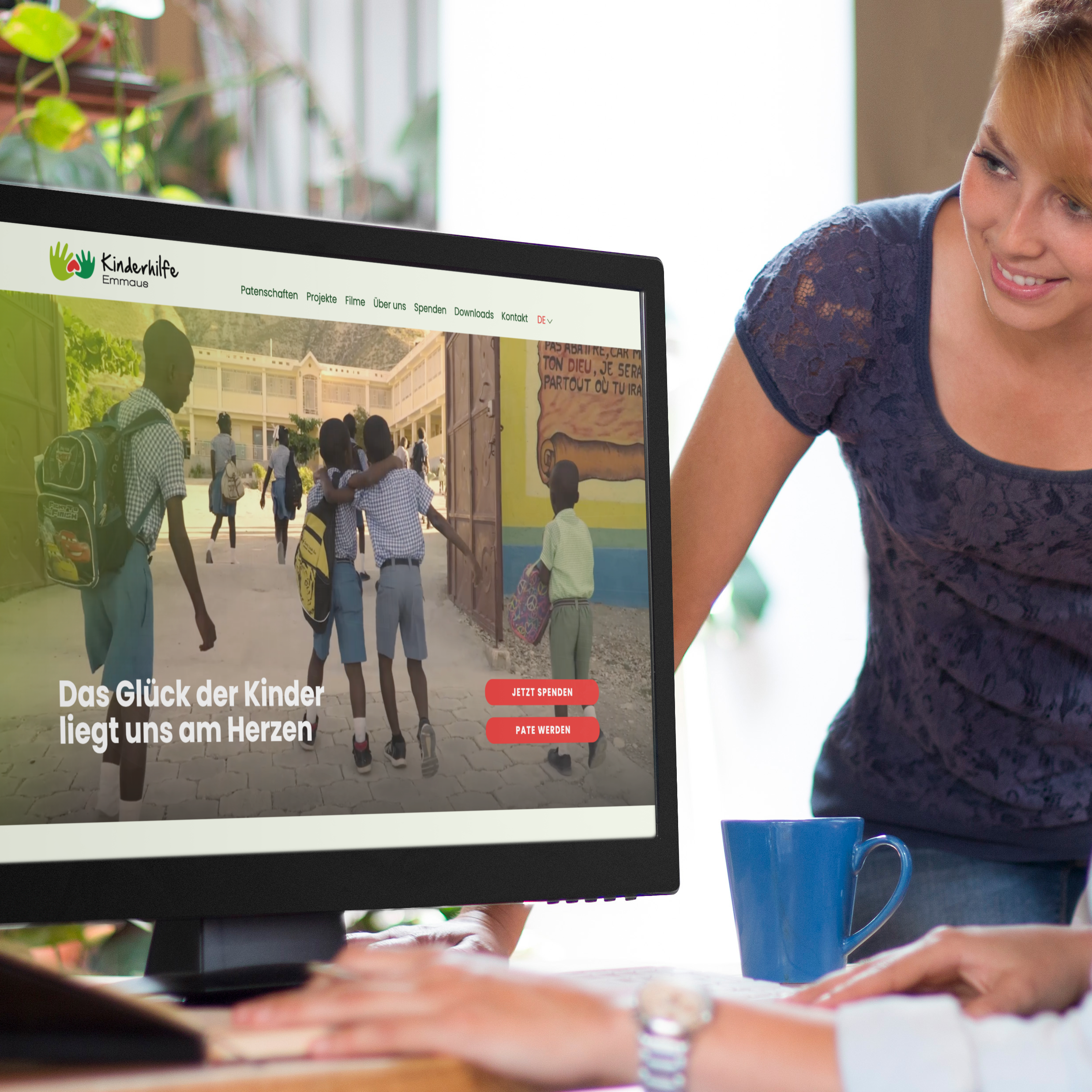 Webdesign für NPO. Frauen besprechen neue Webseite der Kinderhilfe Emmaus.