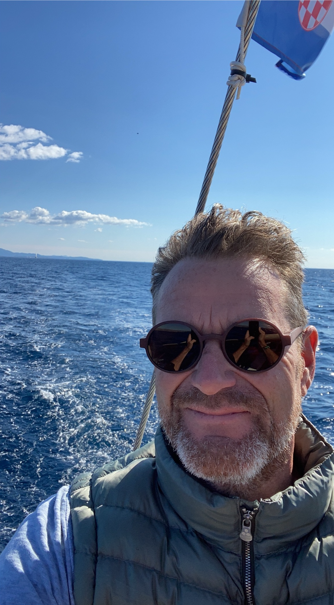 Thierry Laillard am Segeln. Mann mit Sonnenbrille auf Segelschiff.