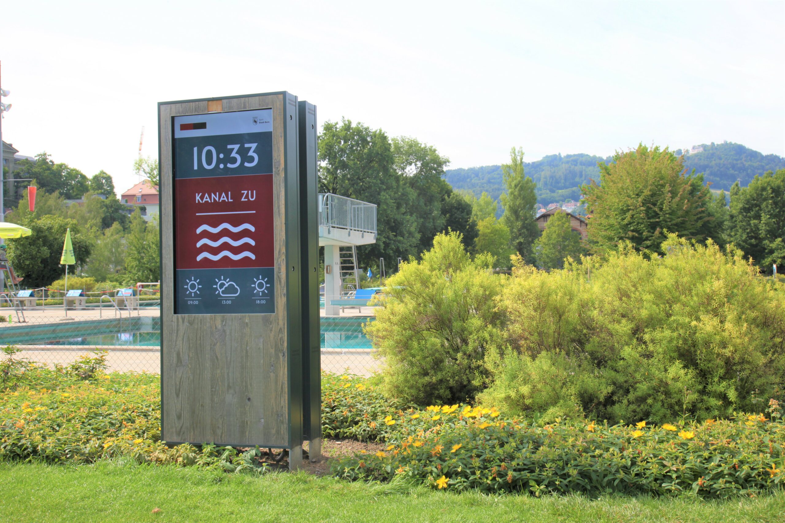 Anzeigetafel Marzili Bern, Informationen über Kanalöffnung.