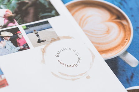 Detail aus Brosch&uuml;re Procaf&eacute; mit Kaffee Fleck