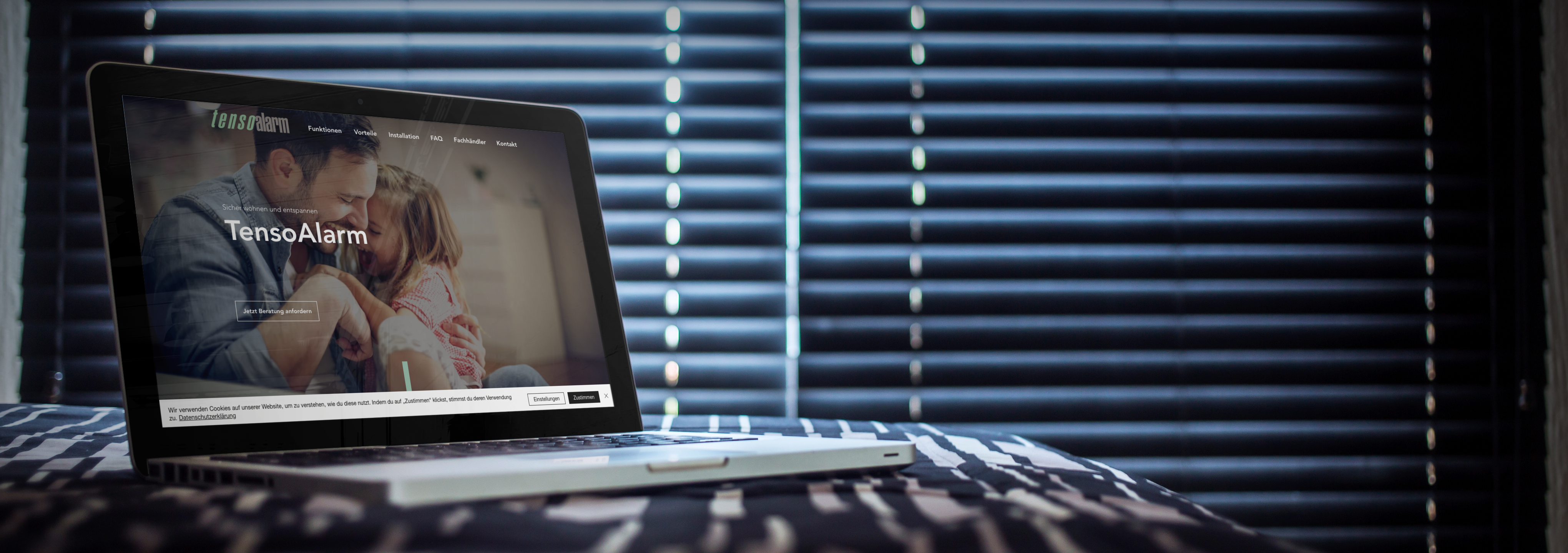Tensoalarm Webseite auf einem MAC Book zu Hause. Fenster sind mit Storen verdeckt.