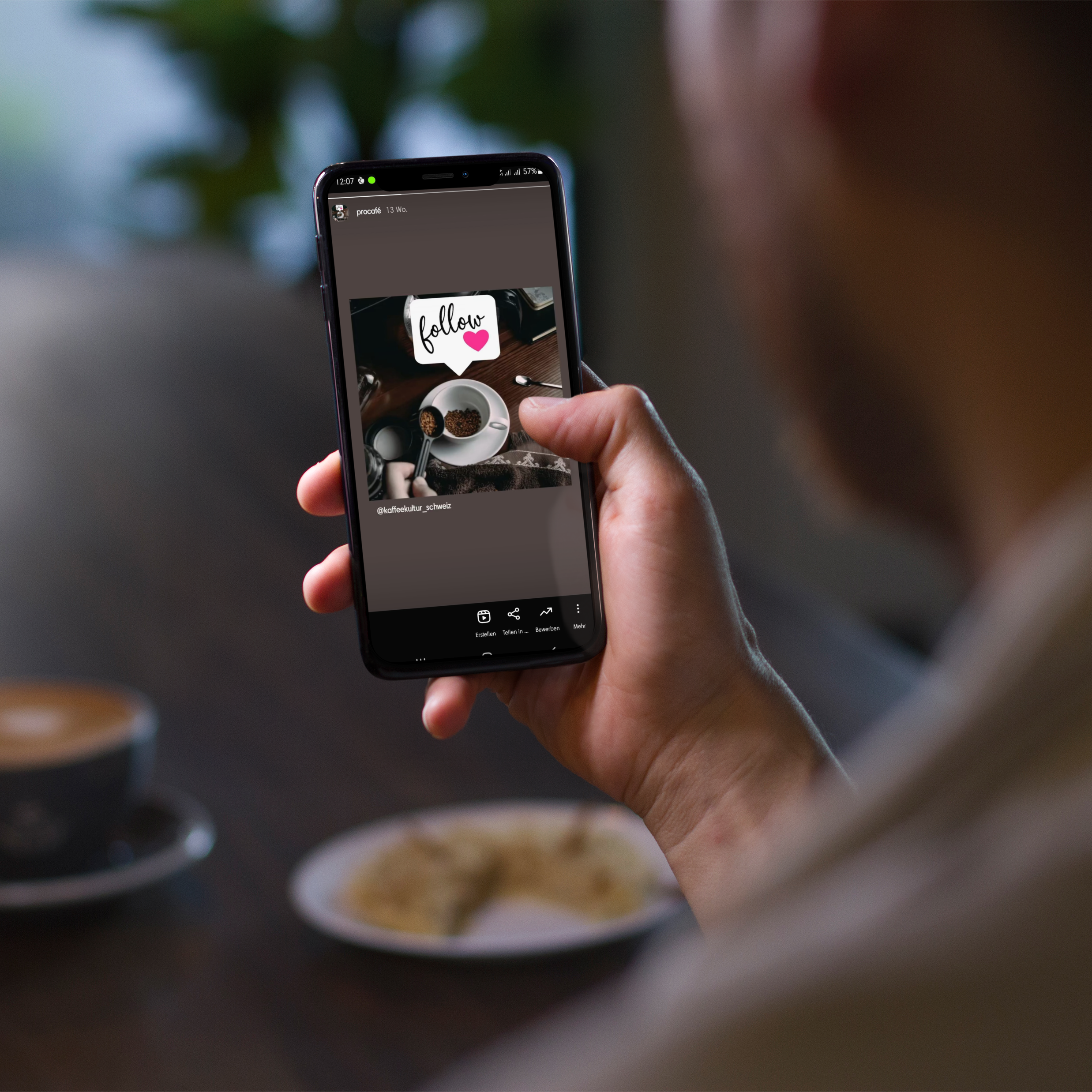 Instagram Story auf einem Mobile Screen. Mann h&auml;lt Handy in der Hand. Kaffee und Kuchen stehen auf dem Tisch