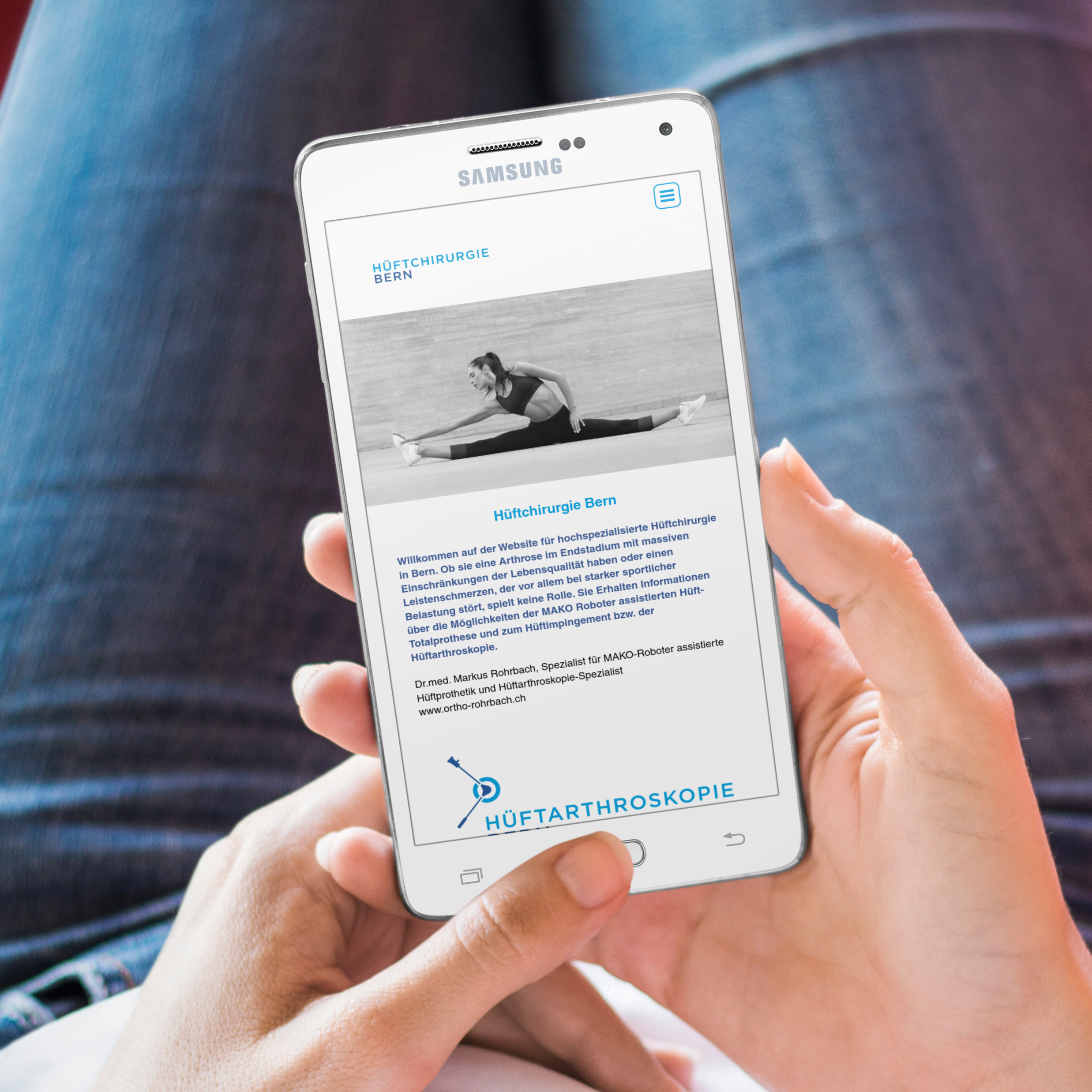 Webdesign f&uuml;r H&uuml;ftchirurg in Bern.Sitzend auf rotem Sofa schaut sich eine Frau eine Website an.
